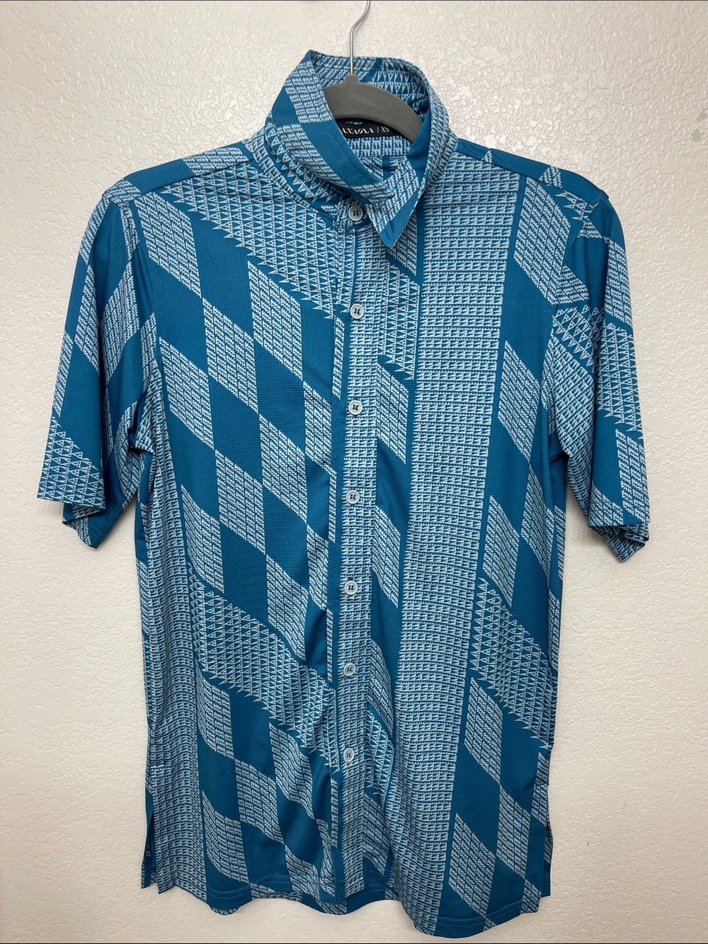 Manaola Men's blue Kamehameha Patterned Short-Sleeve Button-Up Shirt